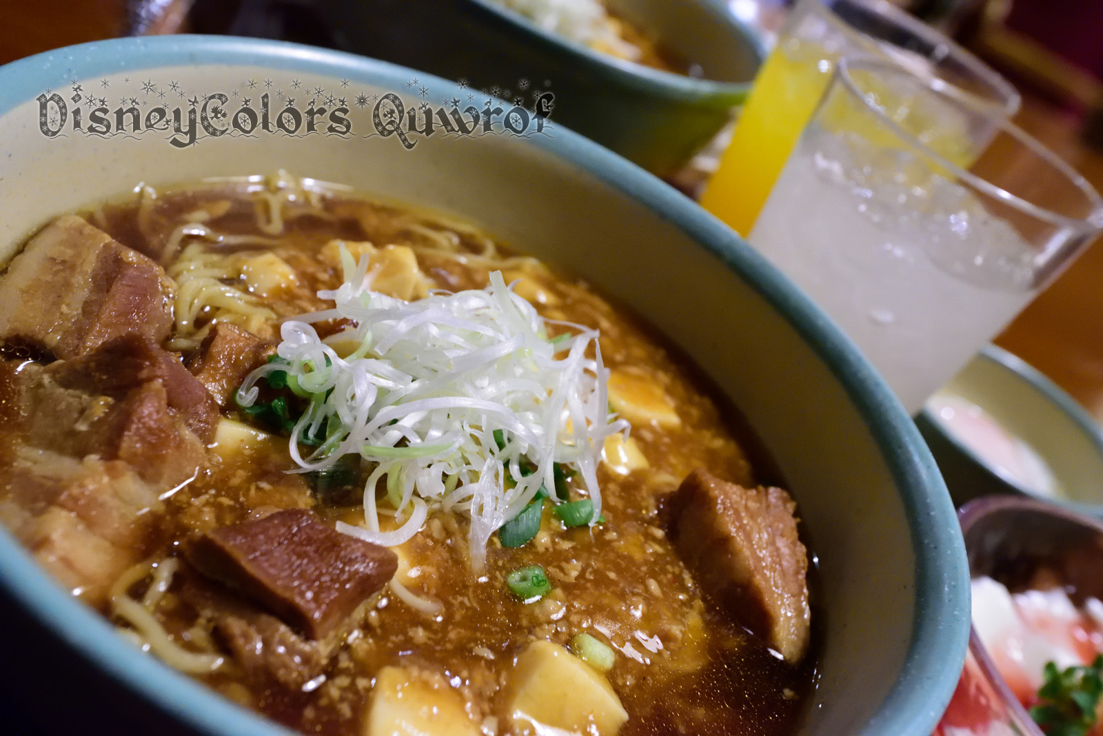 チャイナボイジャー 豚角煮とマーボー豆腐のあんかけ麺、半熟玉子添え