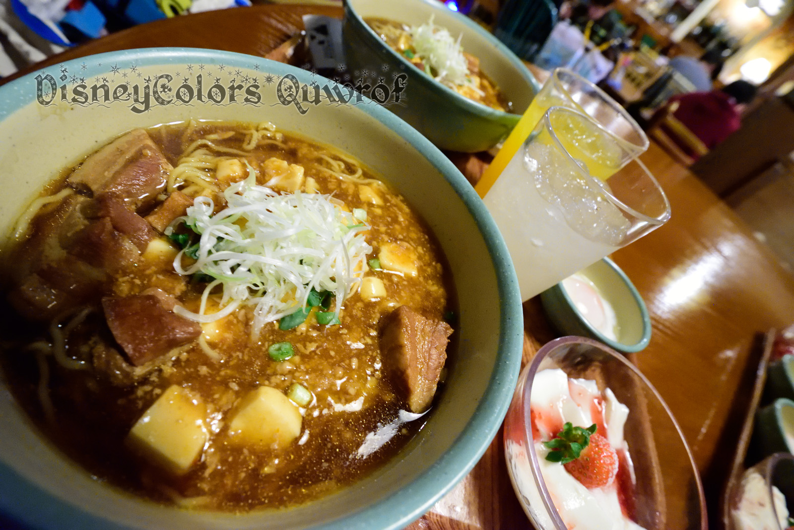 チャイナボイジャー 豚角煮とマーボー豆腐のあんかけ麺、半熟玉子添え