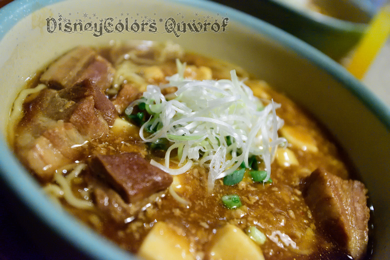 チャイナボイジャー 豚角煮とマーボー豆腐のあんかけ麺、半熟玉子添え