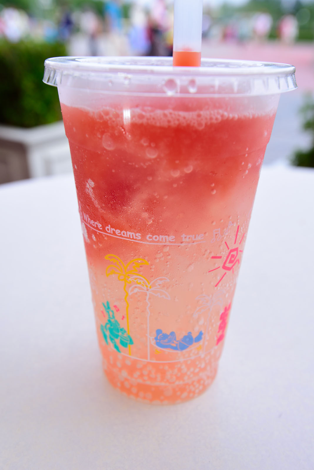 塩をかけたスイカ味のフローズンドリンク アイスクリームコーン 03 Disney Colors Blog