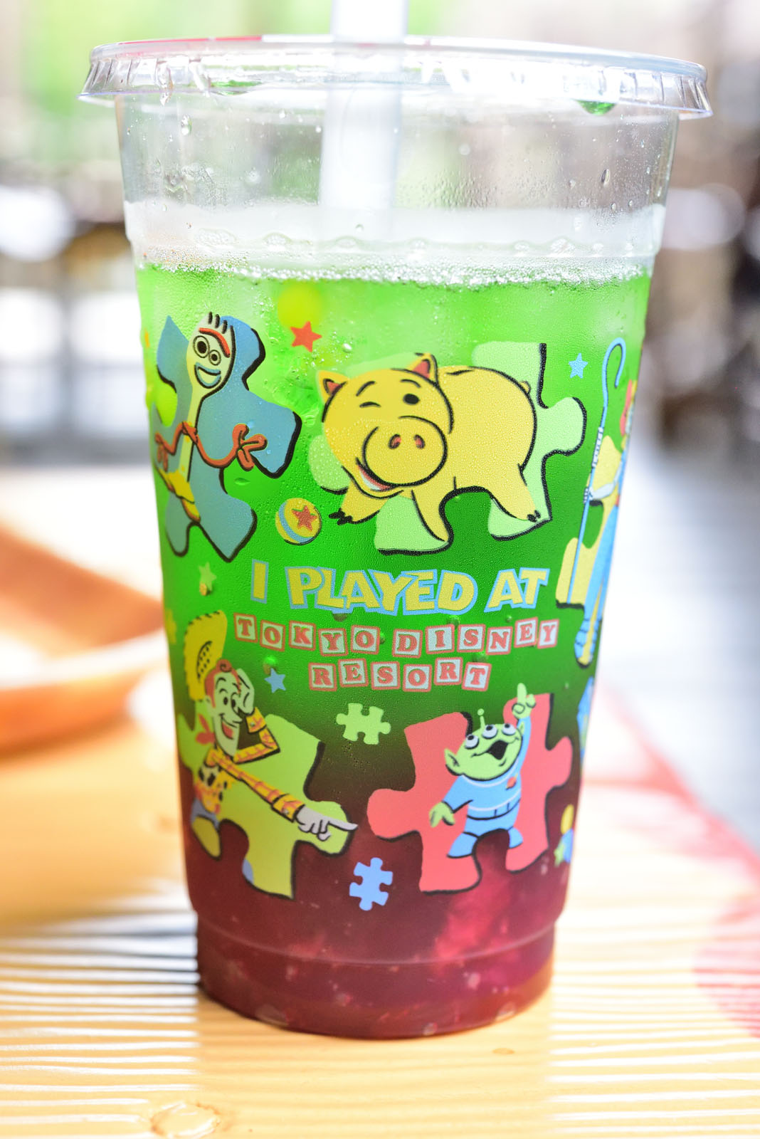 イチゴの果肉 ゼリー入り トイストーリーのメロンソーダを飲んできました Tdl Tds ファンタイム ウィズ トイ ストーリー4 Disney Colors Blog