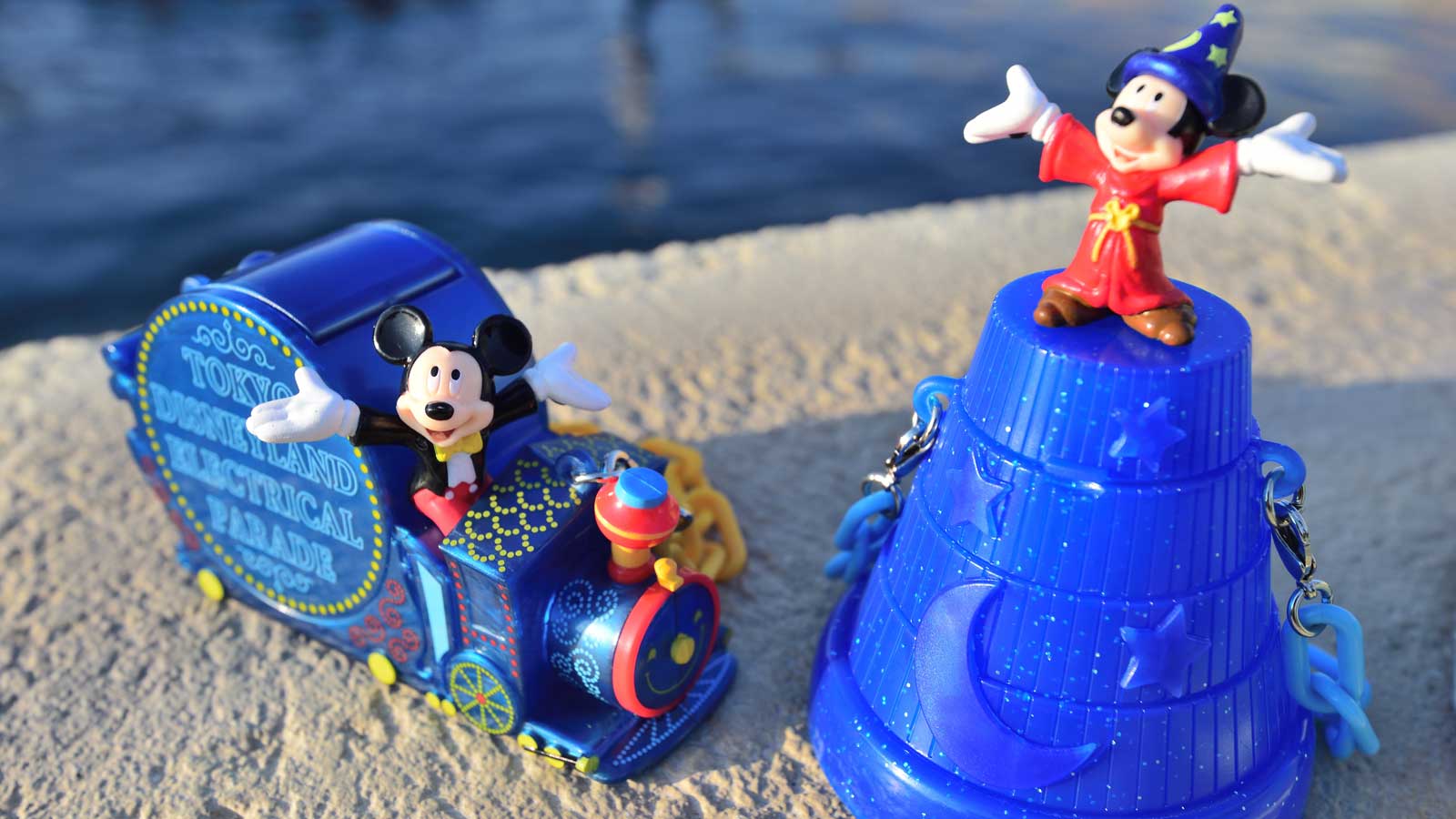 エレクトリカルパレードとファンタズミックがグッズに ミッキーのミニスナックケースをレポート Disney Colors Blog